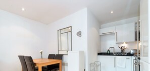 スイート 2 ベッドルーム | 専用簡易キッチン | 冷蔵庫、電子レンジ、食器洗い機、コーヒー / ティーメーカー