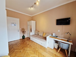 Studio, Balcony | Desk, soundproofing, WiFi (free), individually decorated