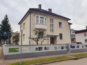 Front of property - Vila Teslova (Ljubljana)