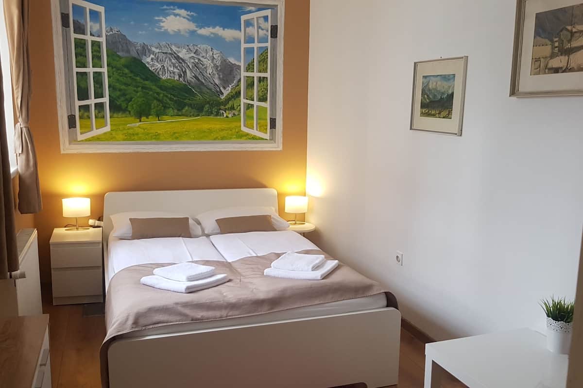Bureau, chambres insonorisées, Wi-Fi gratuit, décoration personnalisée