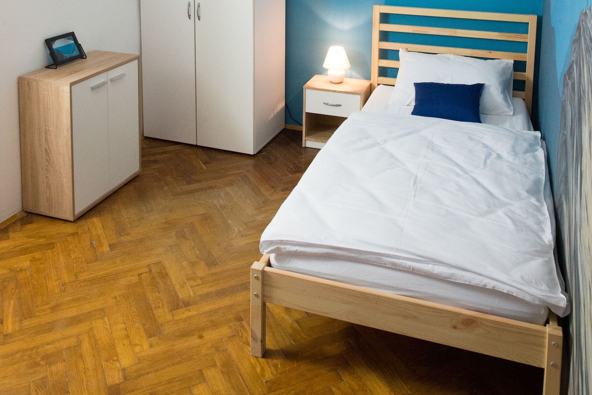 Camera con 2 letti singoli, bagno condiviso | Con stile personalizzato, una scrivania, insonorizzazione