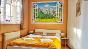 Budget Double Room with Shared Bathroom | Decoración personalizada, escritorio, insonorización y wifi gratis