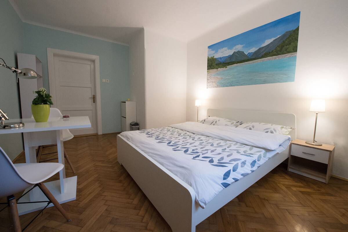 Bureau, chambres insonorisées, Wi-Fi gratuit, décoration personnalisée