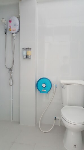 Mixed Dormitory | Baño | Artículos de higiene personal gratuitos y toallas
