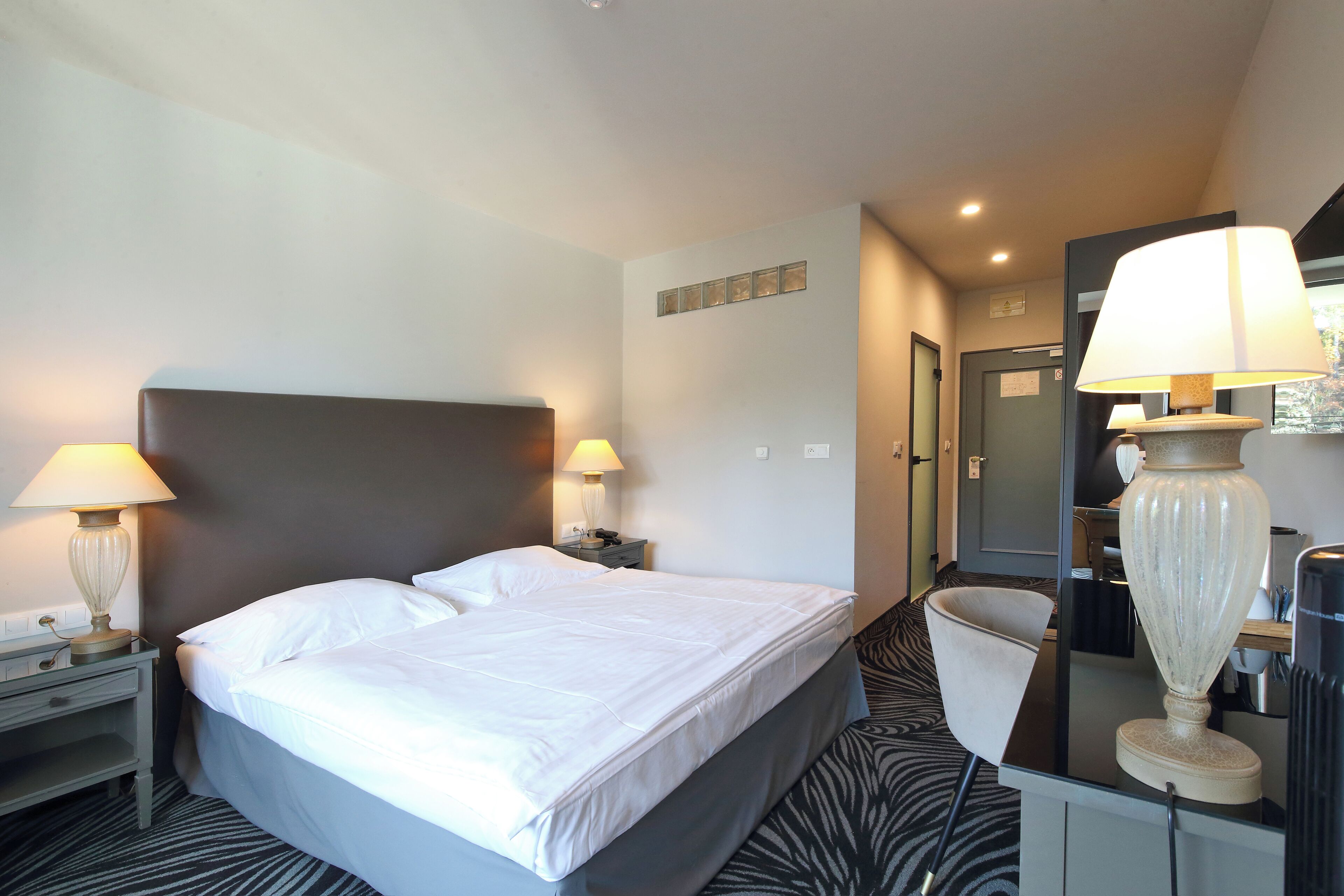 Business Double Room, 1 Bedroom, Terrace, River View | Blackout curtains, soundproofing, free WiFi, bed sheets