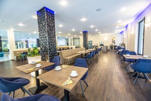 Desayuno buffet diario (CZK 300 por persona)