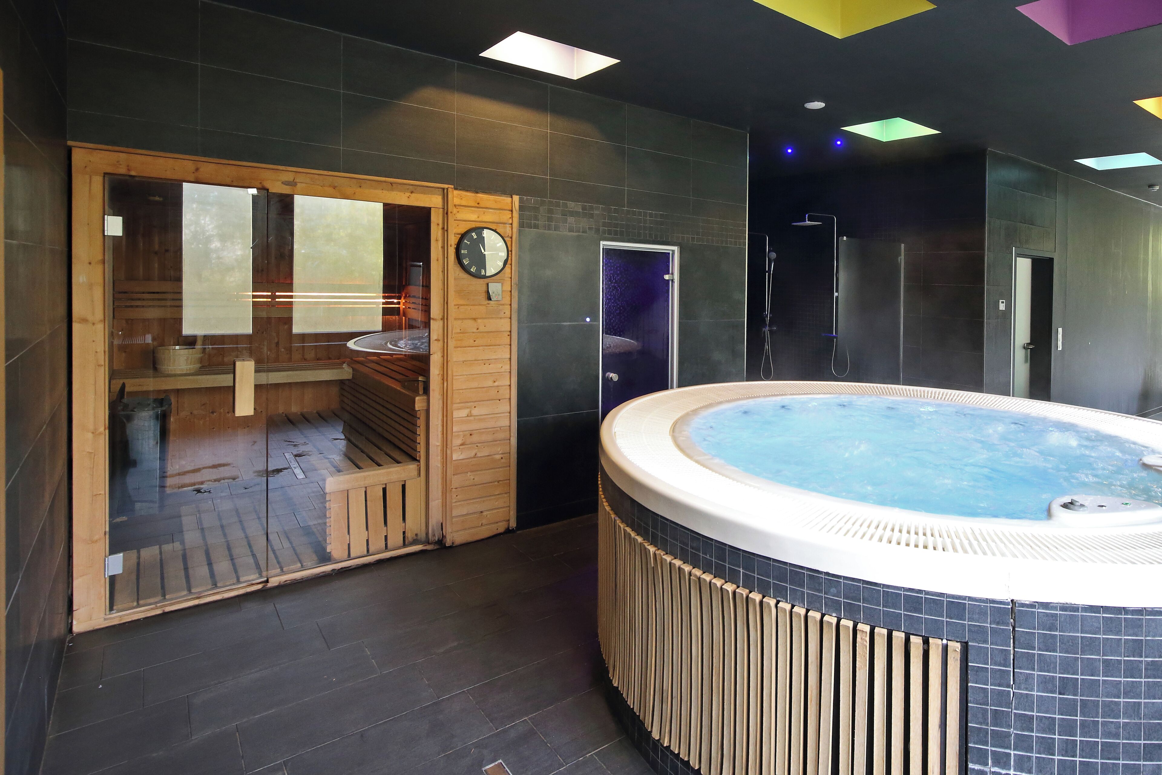 Thai-Massagen, Sportmassagen, Maniküre und Pediküre, Massageanwendungen