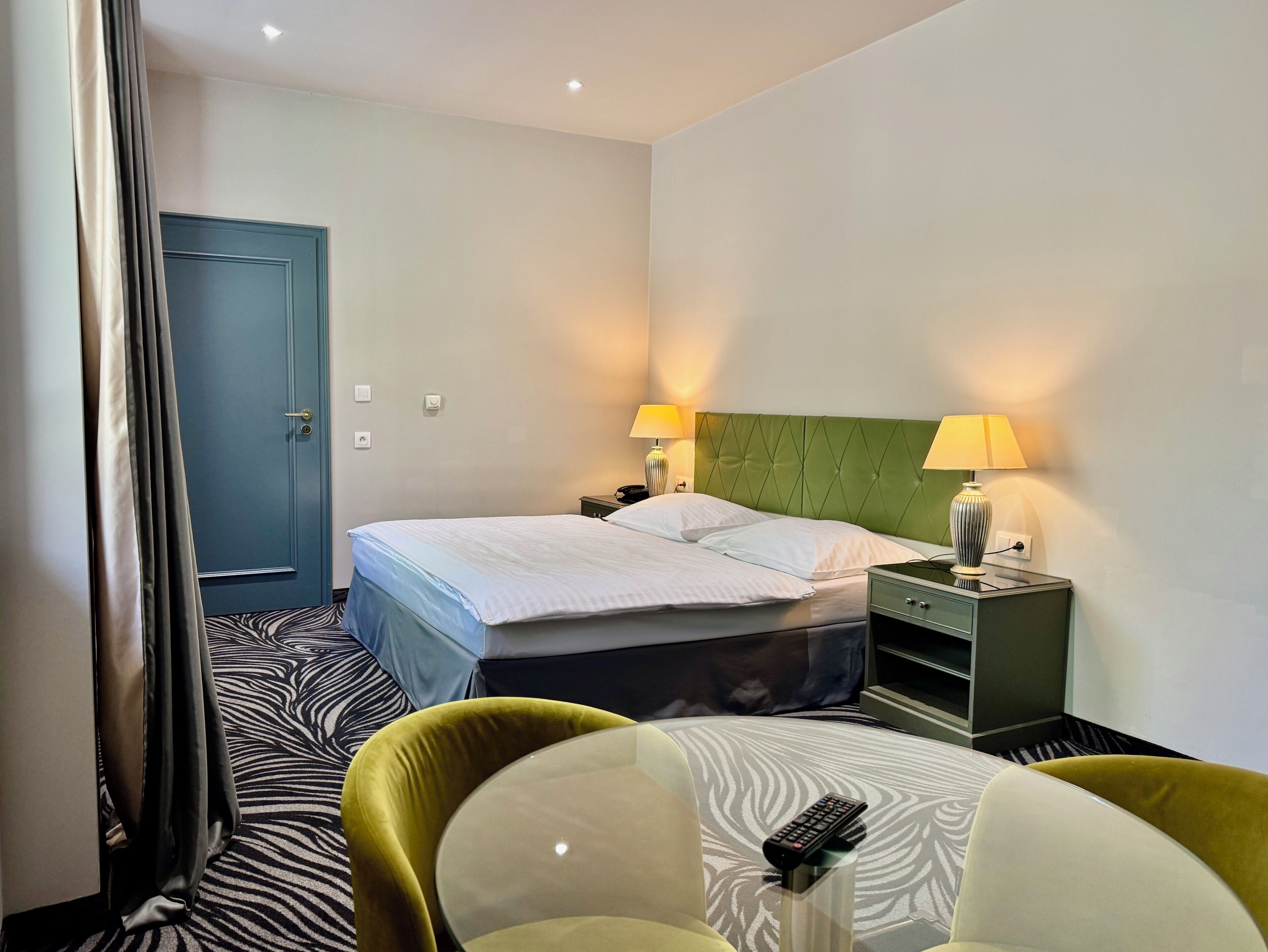 Junior-Dreibettzimmer, 2 Schlafzimmer, barrierefrei, Parkblick