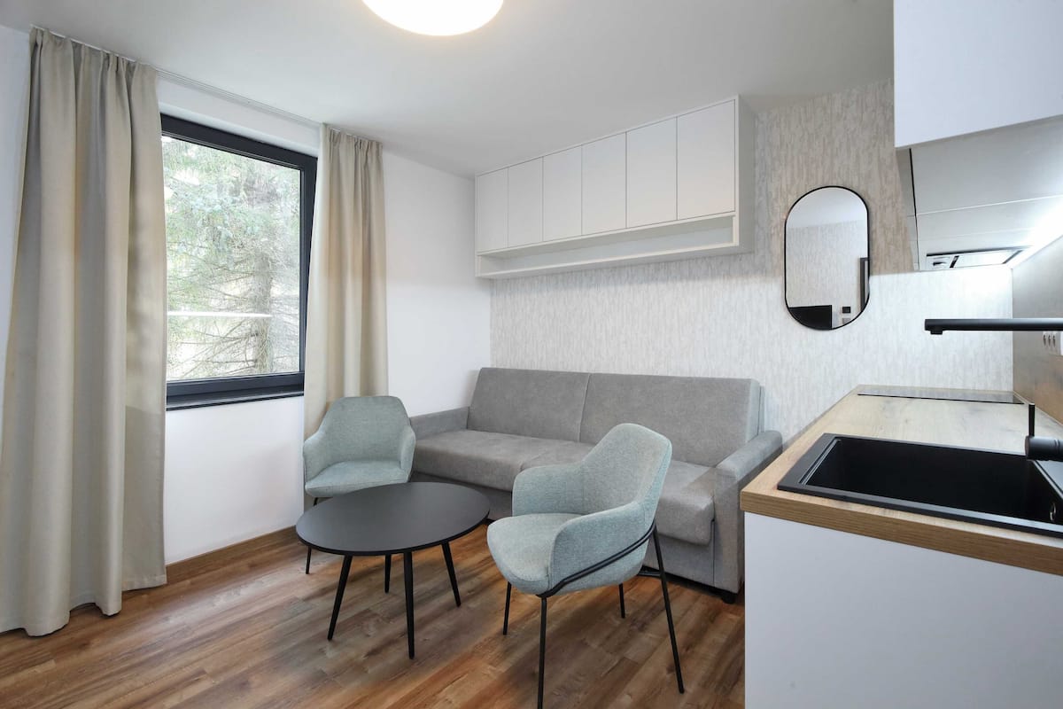 Basic Apartment | Blackout curtains, soundproofing, free WiFi, bed sheets