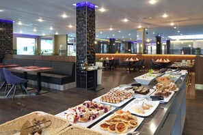 Daily buffet breakfast (CZK 300 per person) -  Carlsbad INN hotel & apartments (Dalovice)