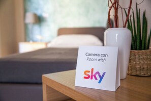 A sign indicating a camera room with Sky amenities in a hotel room. - Hotel Olympic (Diano Marina)