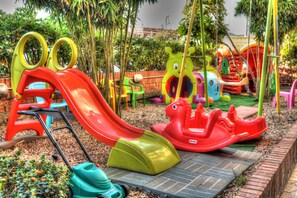 Lasten leikkialue ulkona