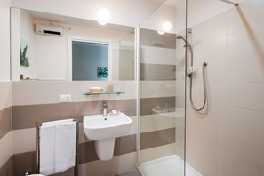 Shower, free toiletries, hair dryer, bathrobes - Hotel Olympic (Diano Marina)