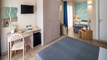 Comfort kamer, 1 twee- of 2 eenpersoonsbedden, balkon | Een kluis op de kamer, individueel gemeubileerd, een bureau, gratis wifi