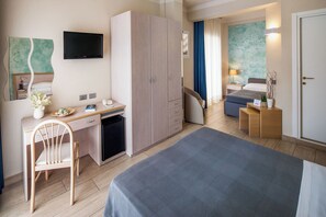 Comfort kamer, 1 twee- of 2 eenpersoonsbedden, balkon | Een kluis op de kamer, individueel gemeubileerd, een bureau, gratis wifi
