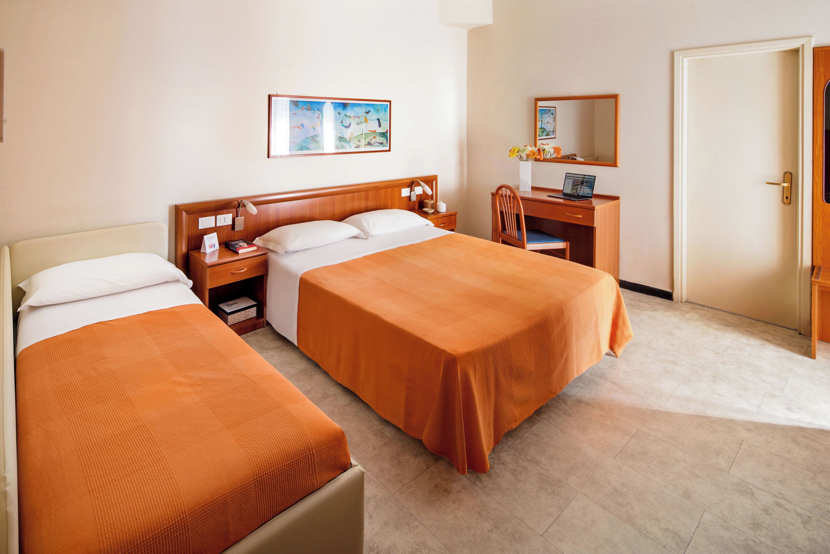 Standaard driepersoonskamer, balkon | Een kluis op de kamer, individueel gemeubileerd, een bureau, gratis wifi