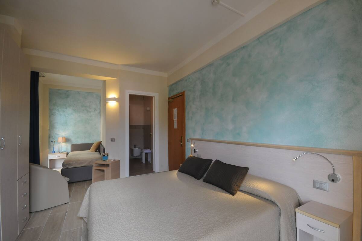 Habitación familiar, balcón | Caja fuerte, escritorio, wifi gratis y mobiliario individual