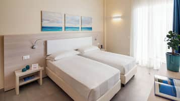 Camera Comfort con letto matrimoniale o 2 letti singoli, balcone | Una cassaforte in camera, con arredamento individuale, una scrivania