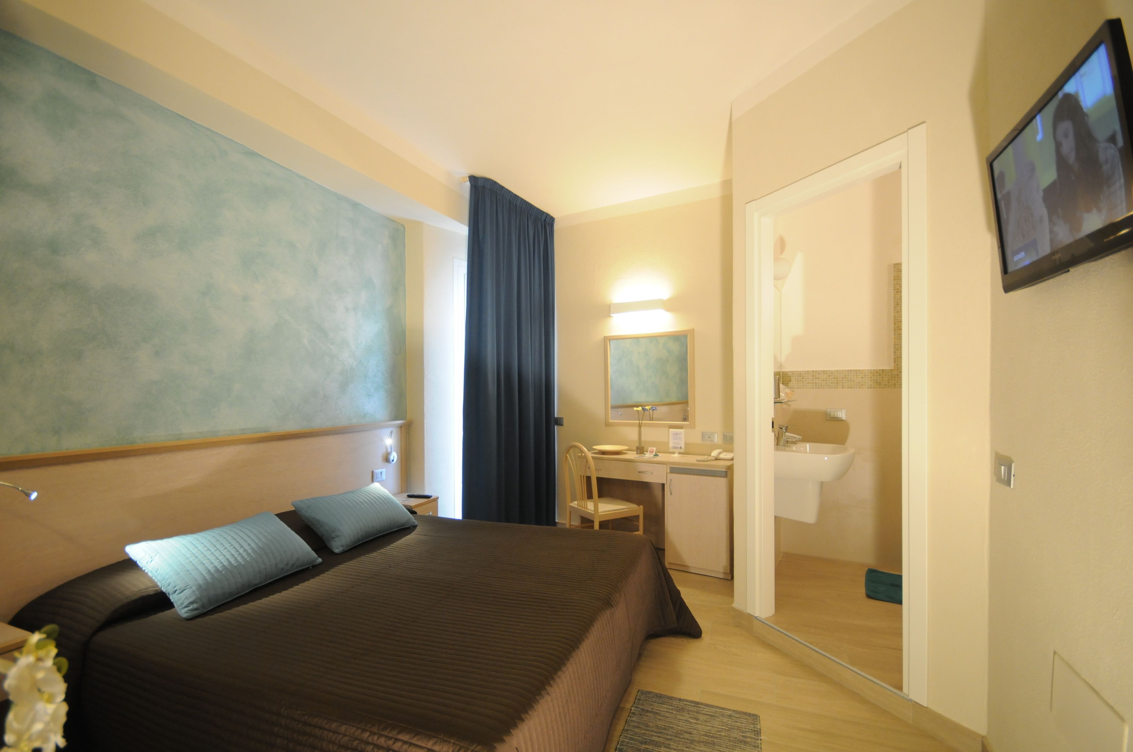 comfort double or twin room, balcony | in-room safe, individually furnished, desk, free wifi