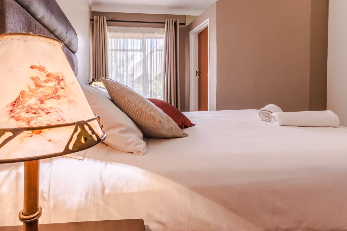 Superior Double Room | Meja, langsir/tirai gelap terus, seterika/papan seterika, Wi-fi percuma 