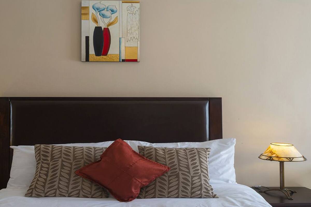 Standard Double Room | Meja, langsir/tirai gelap terus, seterika/papan seterika, Wi-fi percuma 