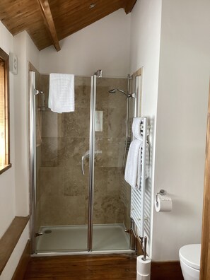套房 (Barn Suite) | 浴室 | 免費盥洗用品、吹風機、毛巾、肥皂