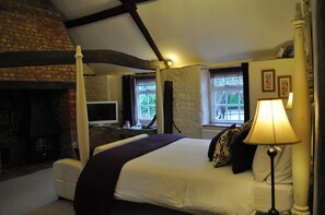Double Room (The Barkery) | Individually decorated, individually furnished, desk, laptop workspace - Home Farm Bed & Breakfast (Milton Keynes)