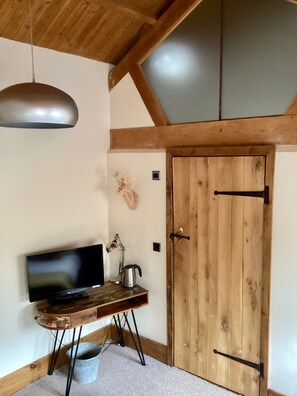 Standard Double Room | Individually decorated, individually furnished, desk, laptop workspace - Home Farm Bed & Breakfast (Milton Keynes)