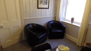 Huoneisto, 2 makuuhuonetta, kylpyhuone makuuhuoneen yhteydessä | Oleskelualue | Taulutelevisio