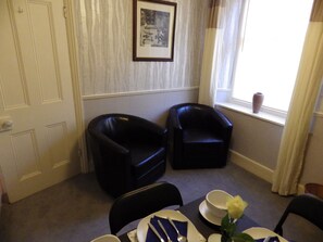 Huoneisto, 2 makuuhuonetta, kylpyhuone makuuhuoneen yhteydessä | Oleskelualue | Taulutelevisio