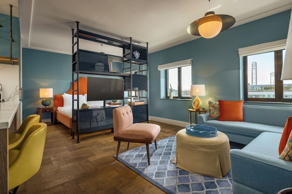 Leilighet – executive | Oppholdsområde | En 41-tommers Flatskjerm-TV med digitale kanaler samt TV og bøker