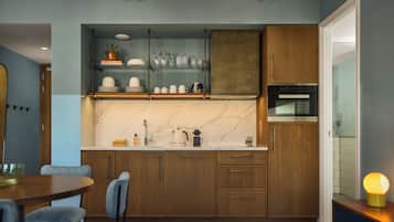 Apartamento, 2 quartos | Cozinha privada | Geladeira, micro-ondas, fogão, cooktop