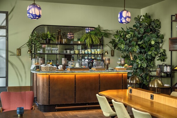 Dagelijks ontbijt met lokale gerechten (EUR 15.50 per persoon)