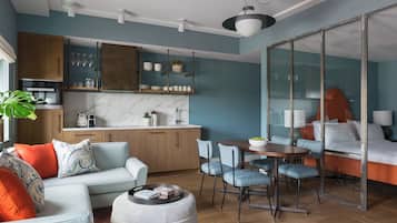 Apartamento família, 2 quartos | Área de estar | TV de tela plana 41 polegadas com canais digitais, TV, livros