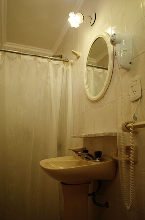 Quadruple Room | Bathroom - Hostería Robert (Villa Gesell)