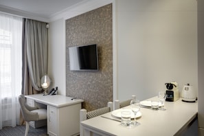 Habitación doble Deluxe, 1 cama matrimonial, vista al río | Caja de seguridad en la habitación y decoración personalizada