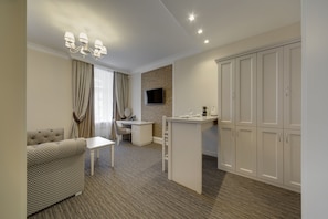 Habitación doble Deluxe, 1 cama matrimonial, vista al río | Caja de seguridad en la habitación y decoración personalizada
