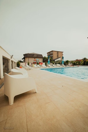 A swimming pool area with lounge chairs and umbrellas. - Sangria Luxury Family (Navodari)