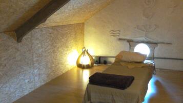 Een sauna, massage- en behandelingsruimtes