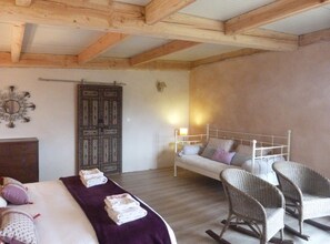Family Room (Côté Papillon) | 1 bedroom, premium bedding, individually decorated - Bout De Cote (Sousceyrac-en-Quercy)