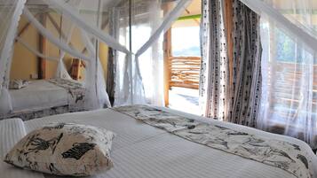 Un lit à baldaquin, avec une literie à motifs et des rideaux.