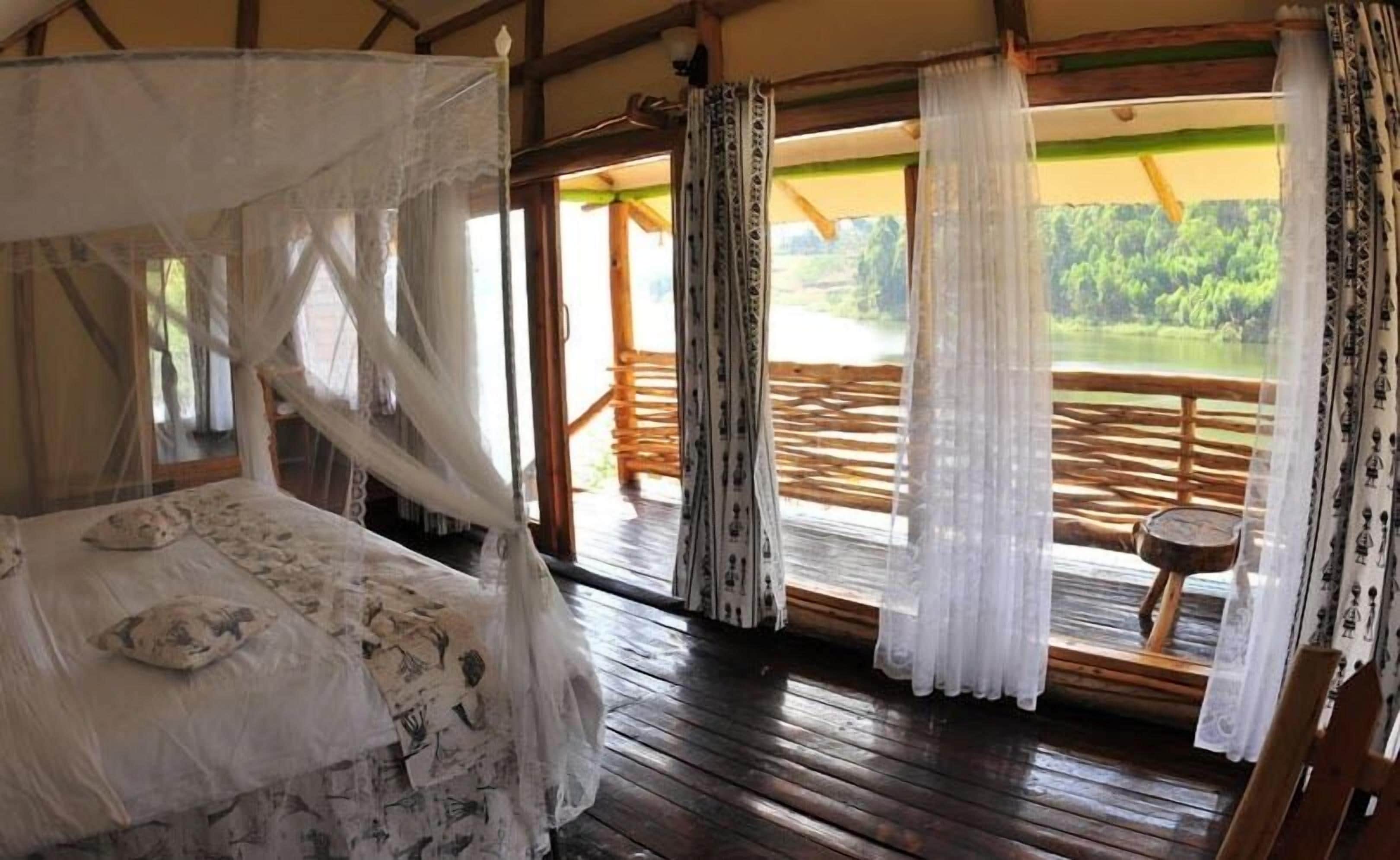 Hochwertige Bettwaren, Zimmersafe, Schreibtisch, kostenloses WLAN