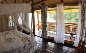 高档床上用品、客房内保险箱、办公桌、免费 WiFi