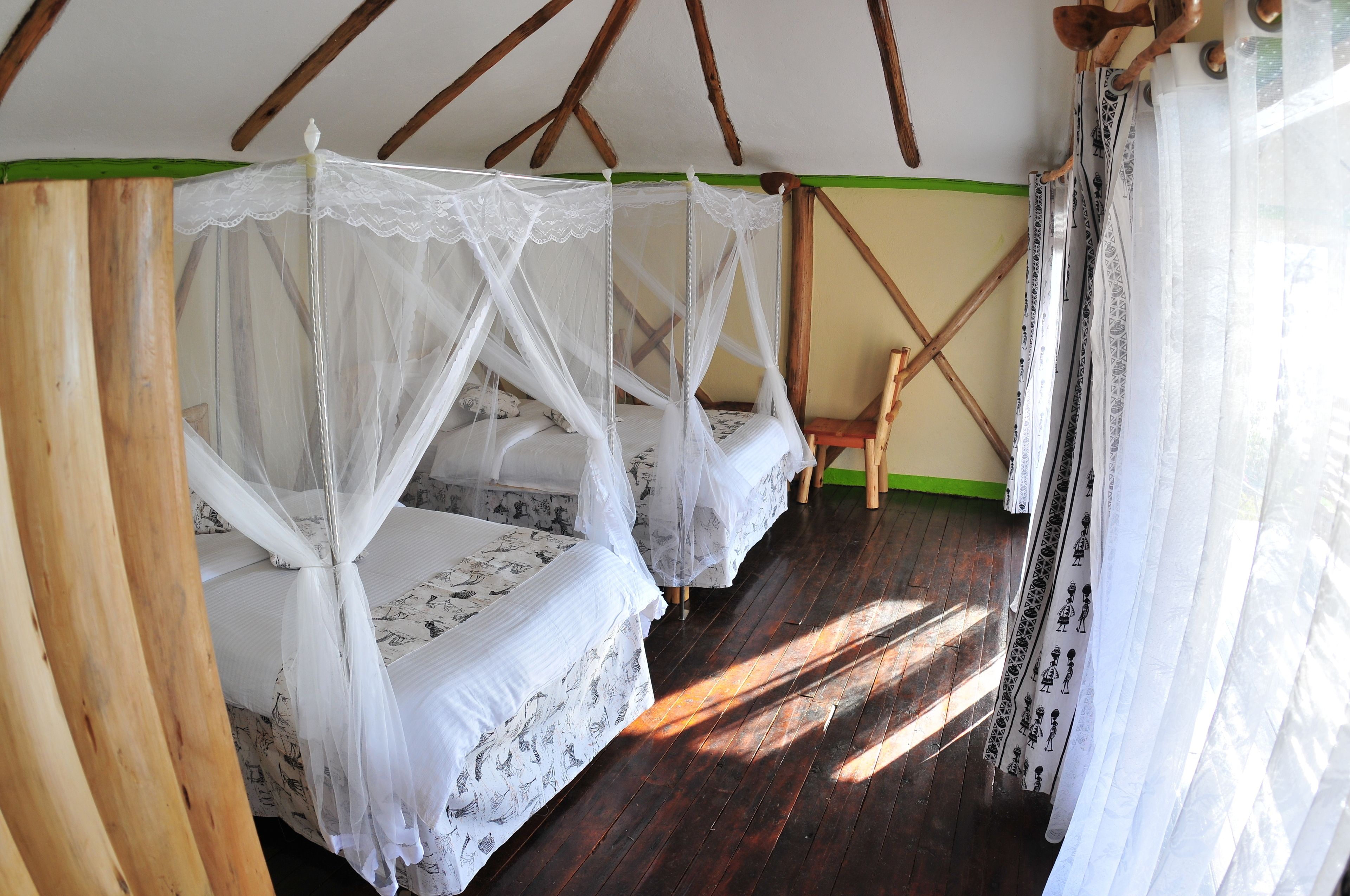 Ropa de cama de alta calidad y caja de seguridad en la habitación 