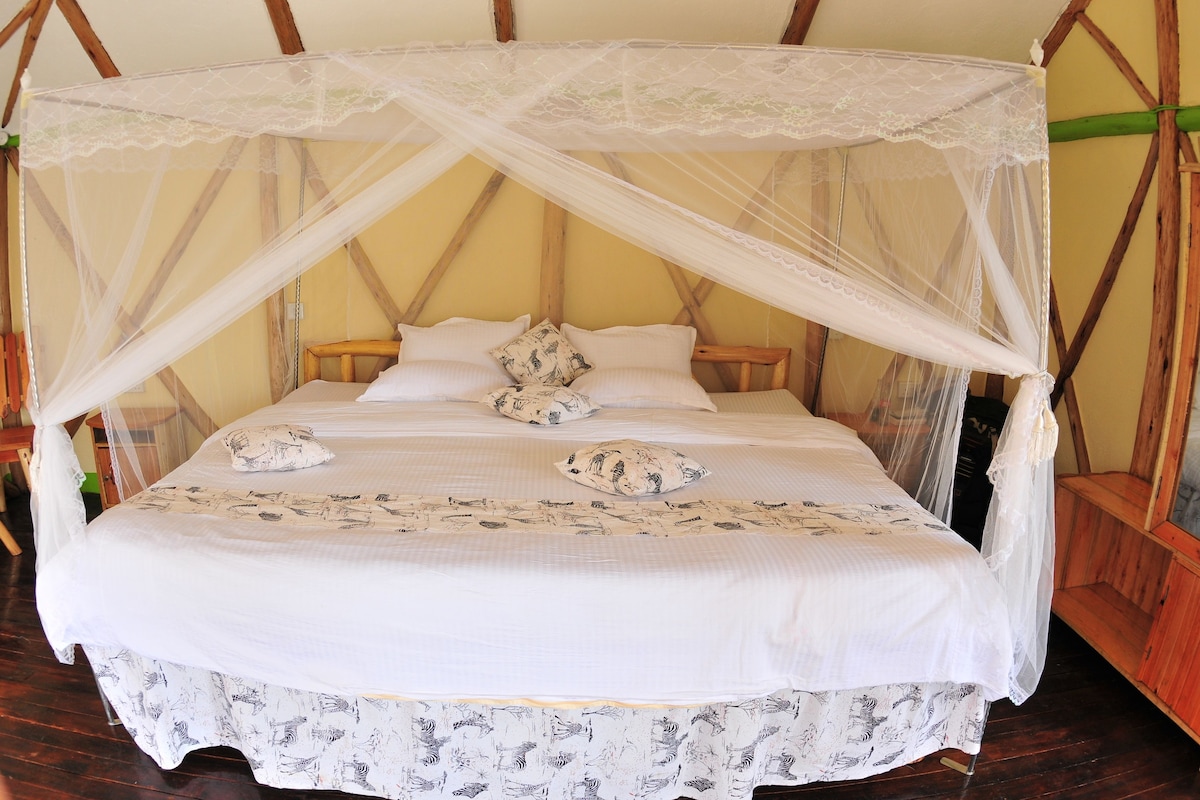 Roupas de cama premium, cofres nos quartos, escrivaninha