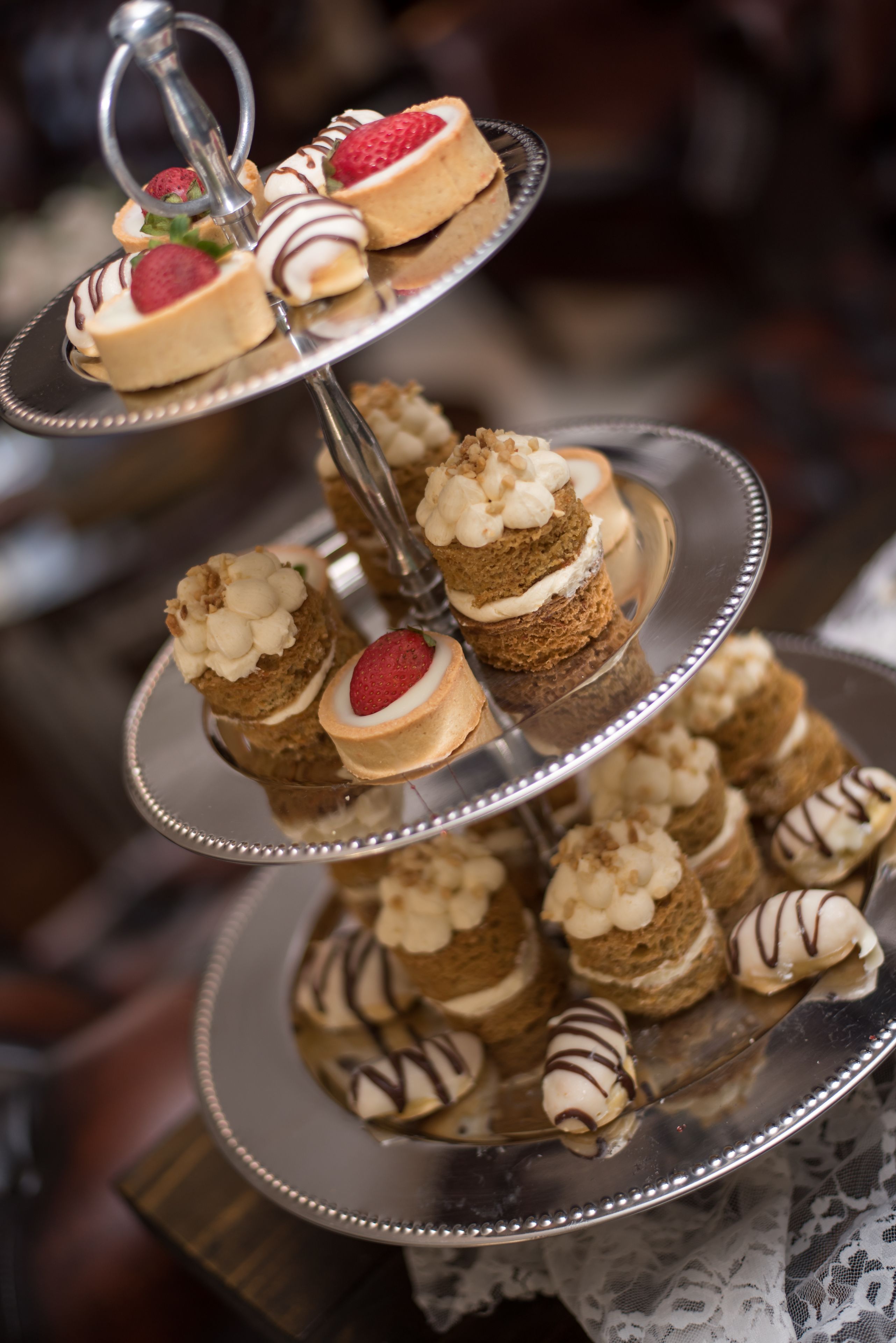 Eine mehrstöckige Dessertauslage mit verschiedenen Kuchen und Torten.
