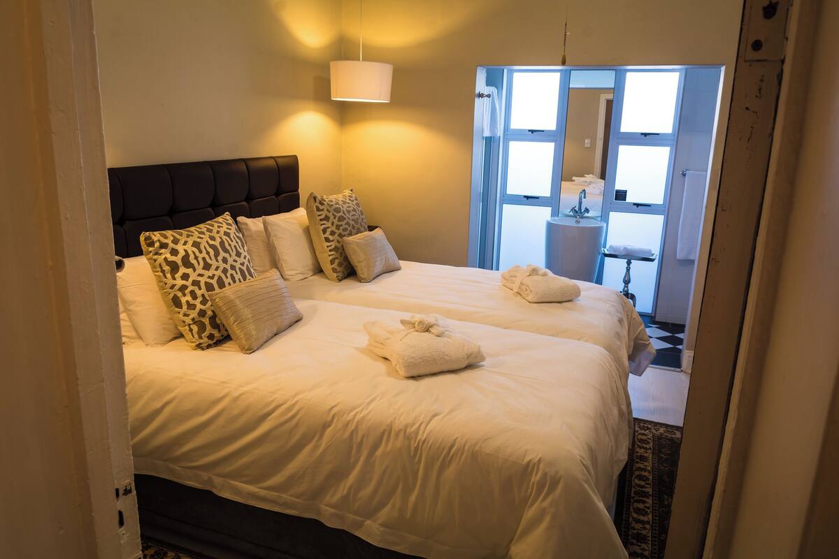 Luxury Twin Room, 1 Bedroom | 1 bedroom, premium bedding, Tempur-Pedic beds, in-room safe