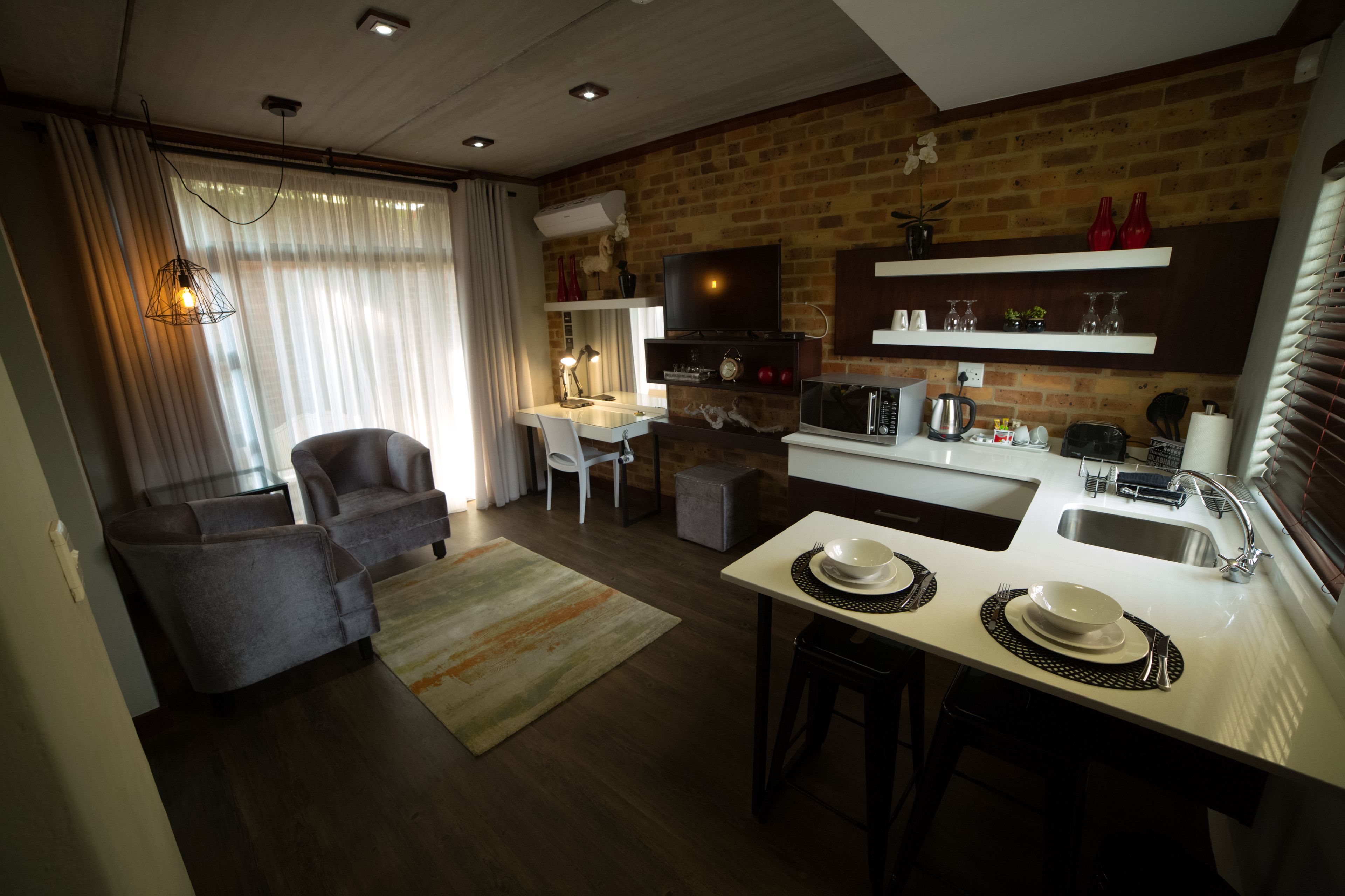 Business Suite, 1 Queen Bed | Private kitchenette | Coffee/tea maker, electric kettle