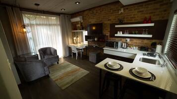 Business Suite, 1 Queen Bed | Private kitchenette | Coffee/tea maker, electric kettle