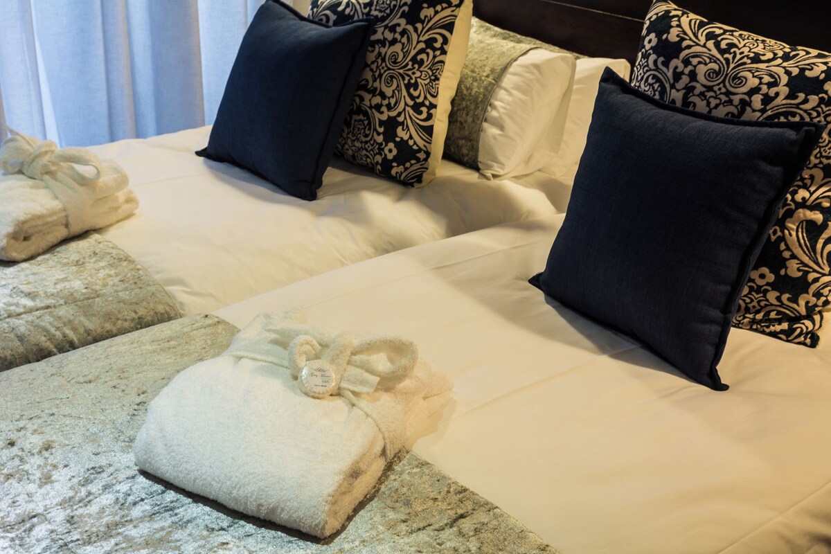 Luxury Suite | 1 bedroom, premium bedding, Tempur-Pedic beds, in-room safe